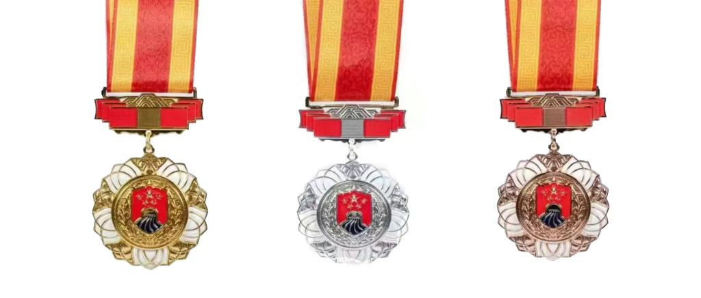 圖為戍守邊疆金質(zhì)、銀質(zhì)、銅質(zhì)紀(jì)念章。（國(guó)家移民管理局供圖）