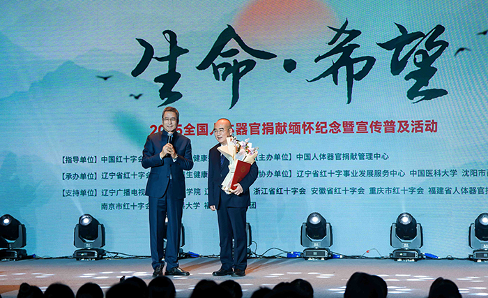 中國紅十字會副會長白巖松在現(xiàn)場采訪“人民英雄”張定宇教授。主辦方供圖