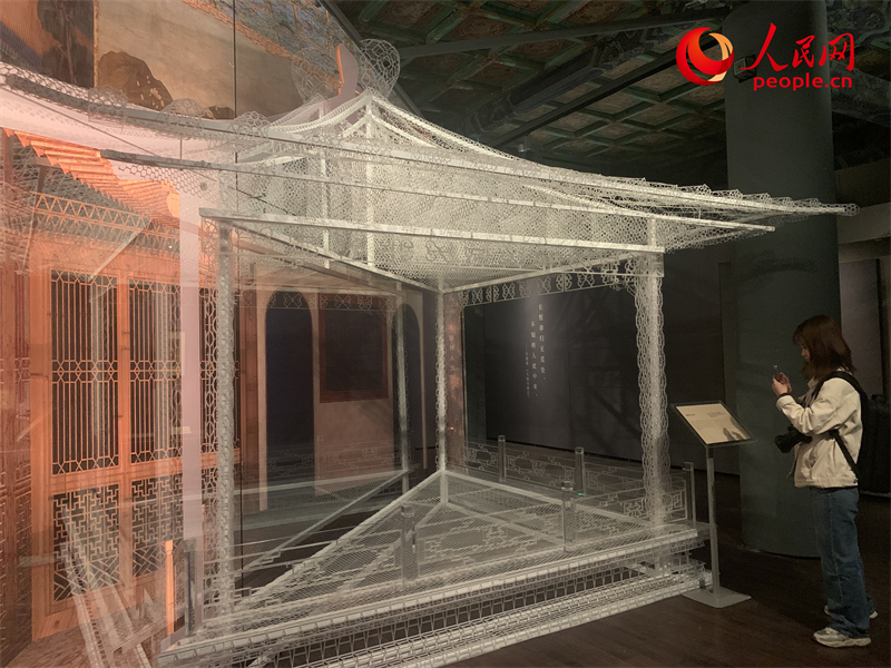 游客在故宮博物院參觀展覽。人民網(wǎng)記者 韋衍行攝