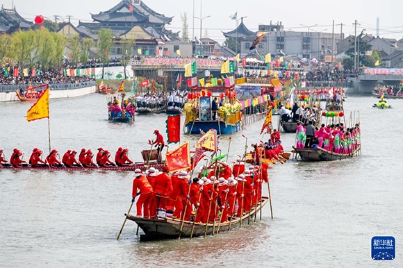 ?4月4日，選手在參加茅山會船盛會 。?新華社發(fā)（楊玉崗 攝）