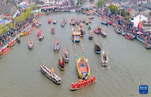 ?4月4日，選手在參加茅山會船盛會（ 無人機(jī)照片）。?新華社發(fā)（顧繼紅 攝）