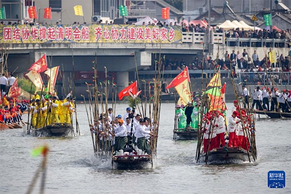 ?4月4日，選手在參加茅山會船盛會。新華社發(fā)（湯德宏 攝）