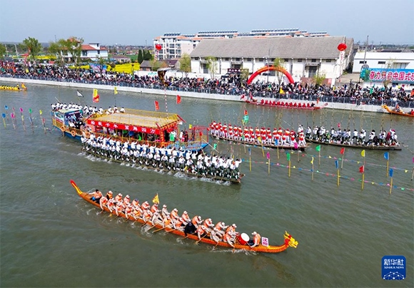 4月4日， 選手在參加茅山會船盛會（無人機(jī)照片）。新華社發(fā)（顧繼紅 攝）