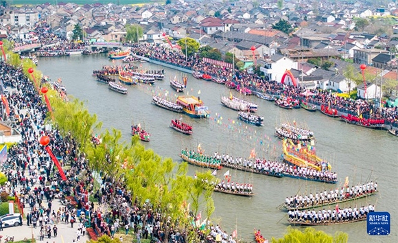 4月4日，選手在參加茅山會船盛會（無人機(jī)照片）。?新華社發(fā)（周社根 攝）