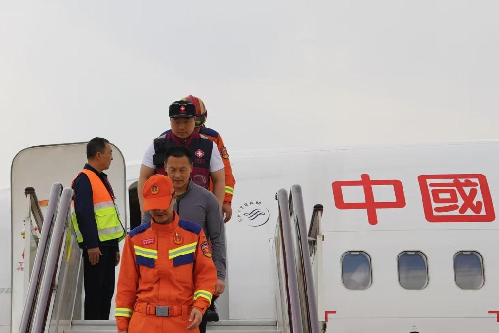 4月6日，在云南省昆明長水機(jī)場，中國云南救援醫(yī)療隊抵達(dá)昆明。新華社記者 高詠薇 攝