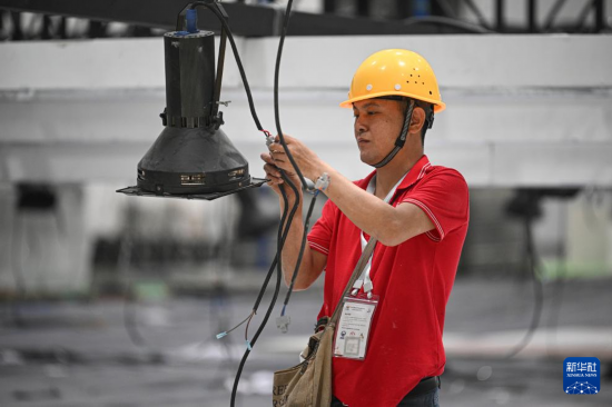 4月4日，工作人員在海南國際會(huì)展中心內(nèi)布設(shè)燈光。