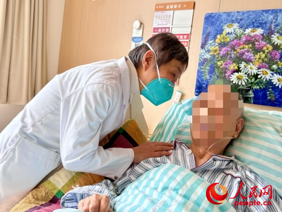 秦苑查房時詢問患者情況。人民網(wǎng) 陳葉欣攝