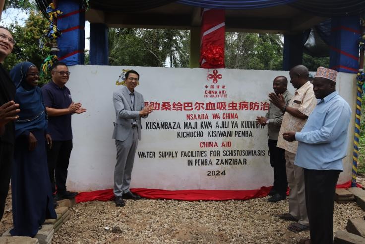 中國援助桑給巴爾血吸蟲病防治技術(shù)項(xiàng)目安全供水工程揭牌儀式日前在當(dāng)?shù)嘏e行。 施亮攝