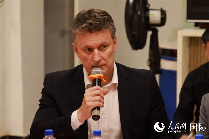 巴西中國友好協(xié)會主席恩里克·達諾布雷加在座談會上致辭。人民網(wǎng)記者 陳海琪攝