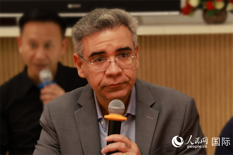 巴西弗魯米嫩塞聯(lián)邦大學教授、中國問題專家埃萬德羅·卡瓦略在座談會上致辭。人民網(wǎng)記者 陳海琪攝