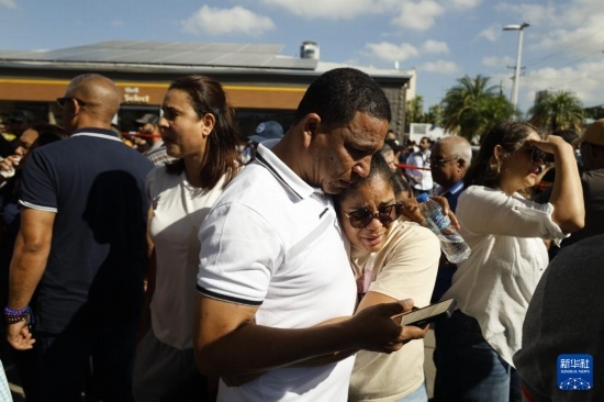  4月8日，人們聚集在多米尼加首都圣多明各的夜總會(huì)屋頂坍塌事故現(xiàn)場(chǎng)附近。新華社發(fā)