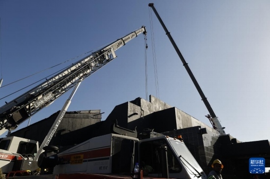  4月8日，救援人員在多米尼加首都圣多明各的夜總會(huì)屋頂坍塌事故現(xiàn)場(chǎng)工作。新華社發(fā)