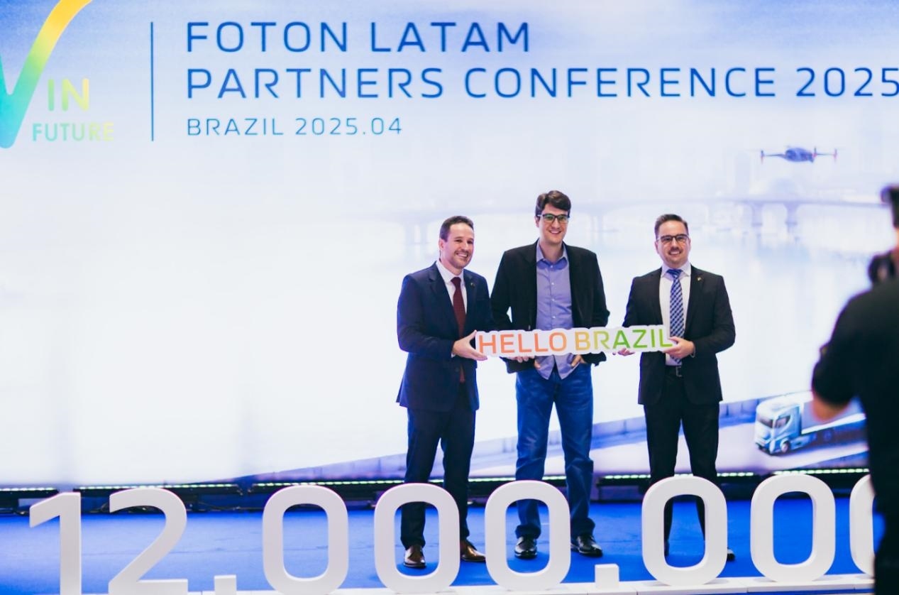 當(dāng)?shù)貢r(shí)間4月8日，福田汽車2025拉美合作伙伴大會(huì)暨巴西工廠首車下線儀式在巴西圣保羅舉行。福田巴西工廠供圖