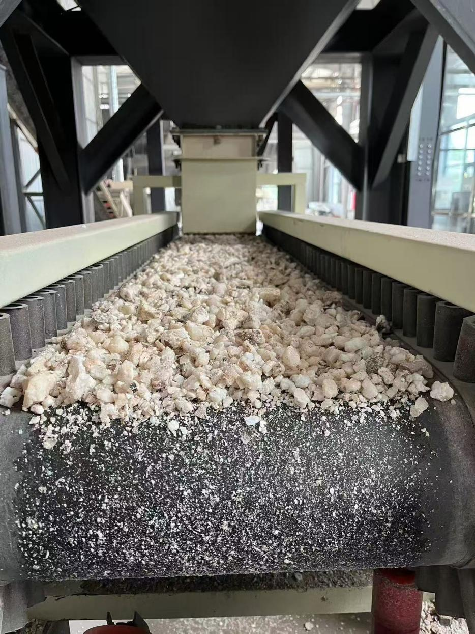 高純石英生產(chǎn)線。自然資源部供圖