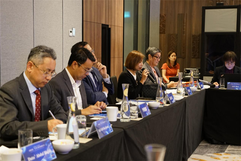 《南洋商報》總編輯羅依薇（左四）進(jìn)行致辭。林俊揚(yáng)攝