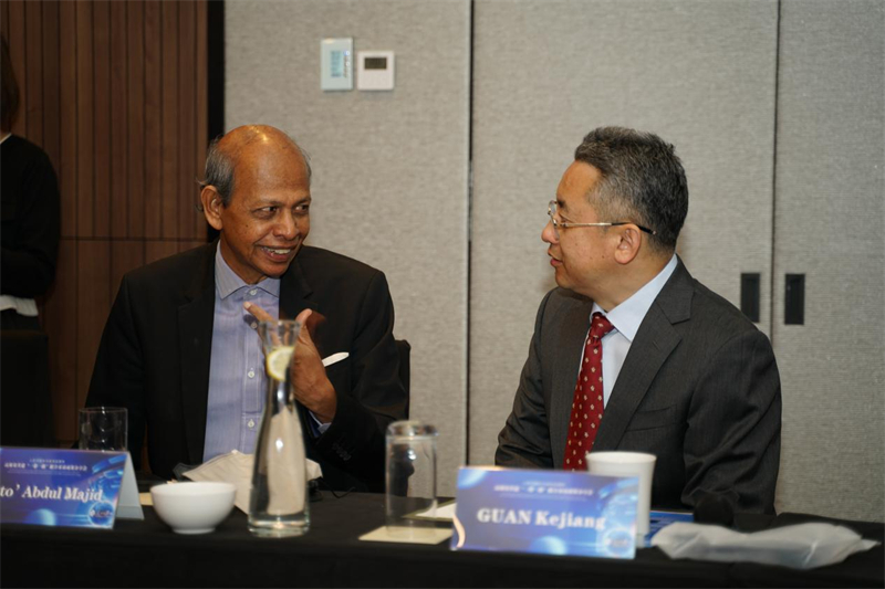 分享會現(xiàn)場，中方記者同與會代表進(jìn)行友好交流。林俊揚(yáng)攝