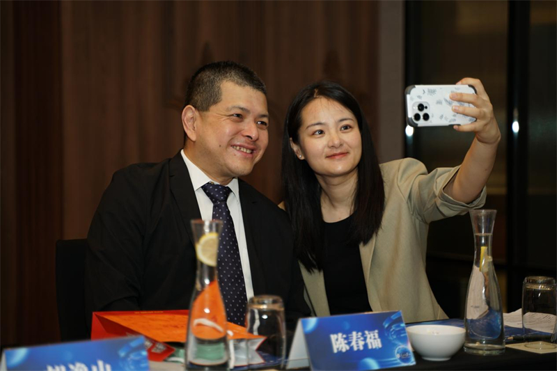 分享會上，中方記者同與會代表合影留念。林俊揚(yáng)攝