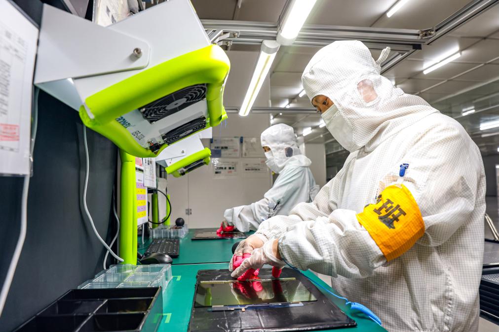 3月27日，在位于寧夏賀蘭工業(yè)園區(qū)的湯姆森電氣有限公司生產(chǎn)車間內(nèi)，工作人員制作硅膠絕緣護(hù)套。新華社記者 楊植森 攝