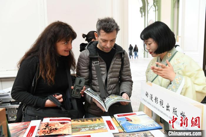 當?shù)貢r間4月11日，2025年巴黎圖書節(jié)在巴黎大皇宮揭幕。中國出版代表團攜千余種中國精品圖書亮相展會。 中新社記者 李洋 攝