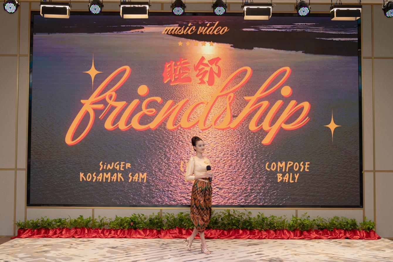 柬埔寨歌手珂撒瑪演唱紀(jì)錄片《睦鄰·柬埔寨》主題曲。柬埔寨數(shù)字電視有限公司供圖
