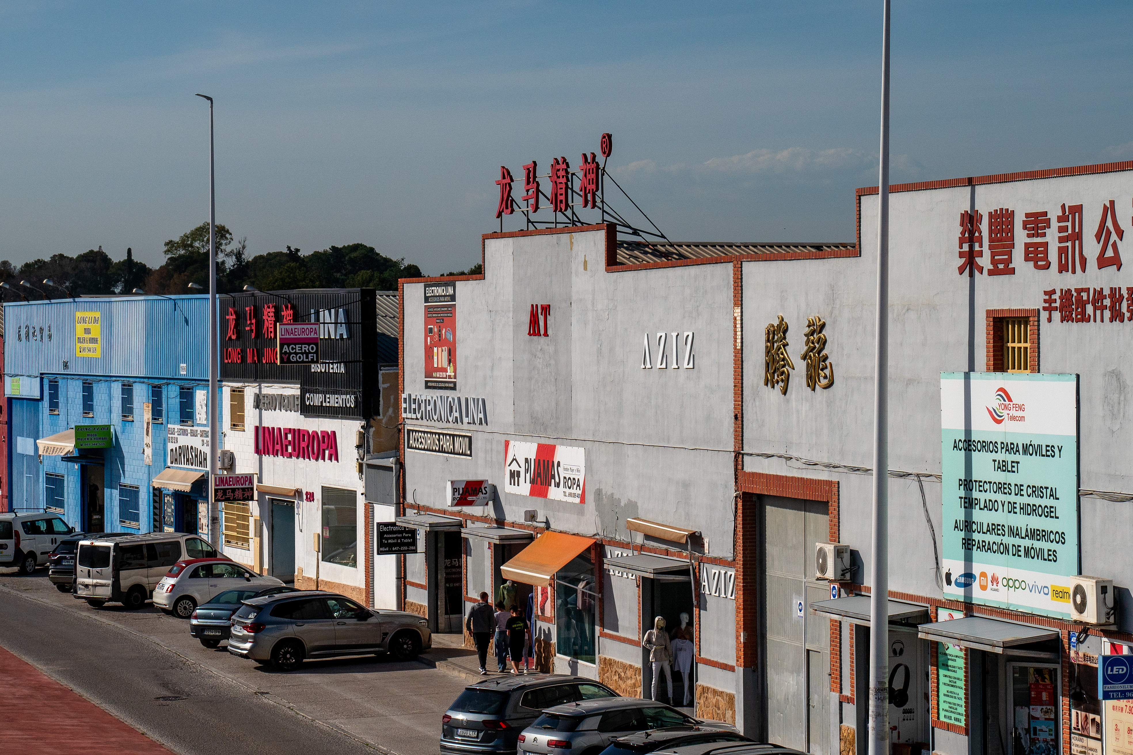 當(dāng)?shù)貢r(shí)間2025年4月10日，西班牙瓦倫西亞國際機(jī)場(chǎng)附近的中資批發(fā)零售商店。