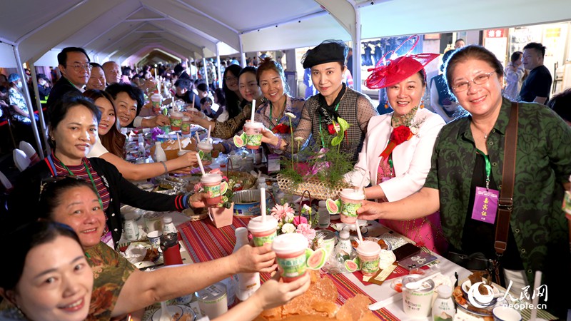 海外華僑在活動現(xiàn)場品嘗“家鄉(xiāng)味”。人民網(wǎng)記者 符武平攝