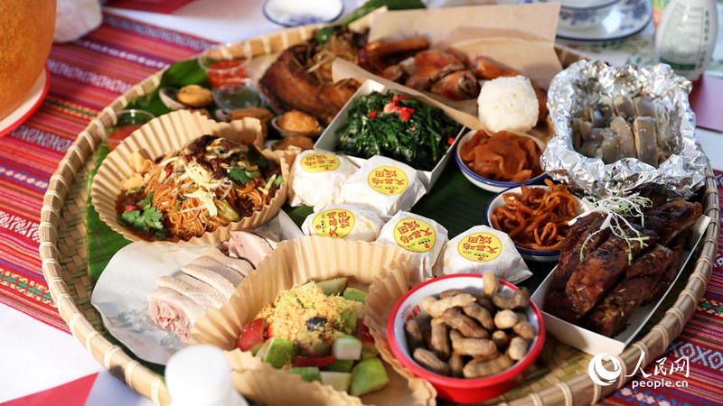 長桌宴上擺滿了海南特色佳肴。人民網(wǎng)記者 符武平攝