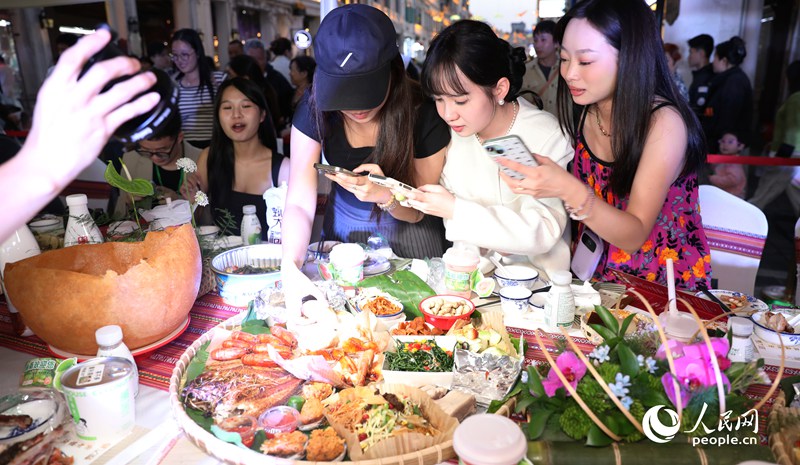 游客拍照打卡體驗長桌宴。人民網(wǎng)記者 符武平攝