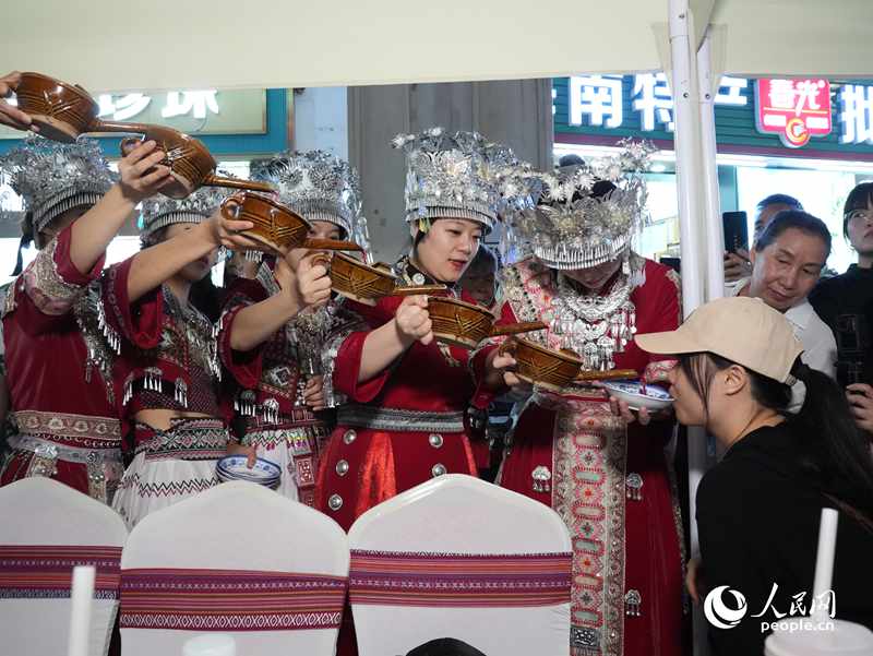 游客體驗互動演出《高山流水》。人民網(wǎng)記者 張力洋攝