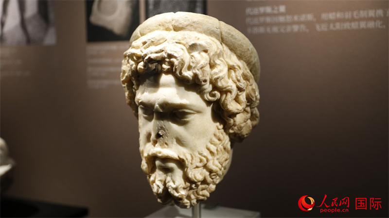 阿斯克勒庇俄斯大理石頭像。4月14日，來自希臘伊拉克利翁考古博物館的文物在故宮博物院展出。（人民網(wǎng) 張澤宇攝）