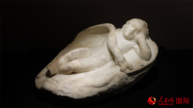 沉睡的厄洛斯大理石浮雕。4月14日，來自希臘伊拉克利翁考古博物館的文物在故宮博物院展出。（人民網(wǎng) 張澤宇攝）