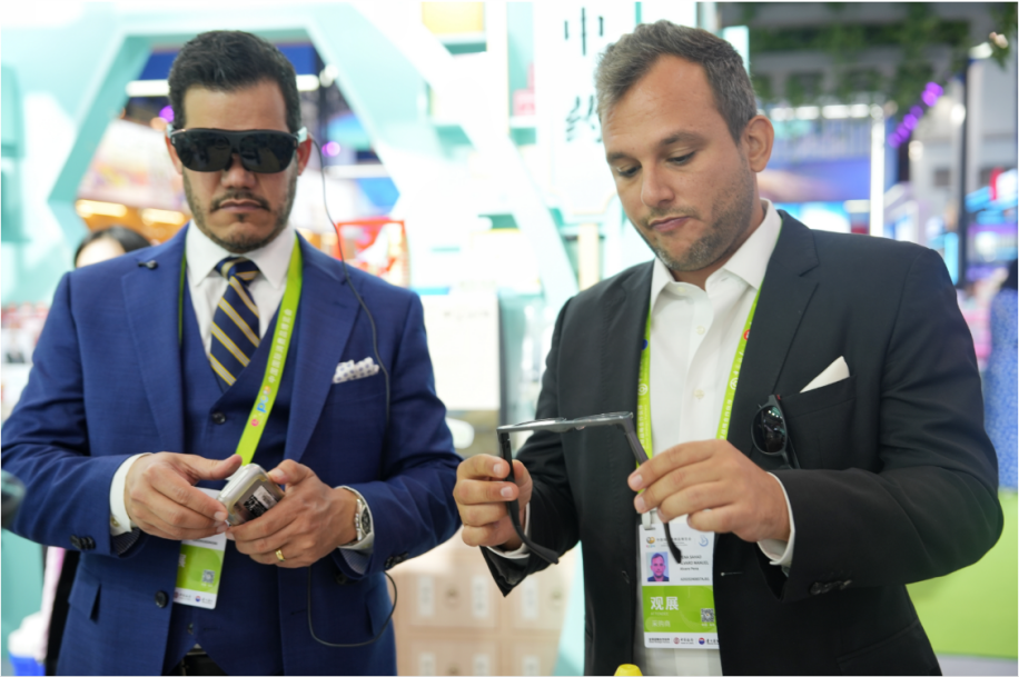 觀展嘉賓體驗科技消費新產(chǎn)品。中國國際消費品博覽會組委會網(wǎng)上新聞中心供圖