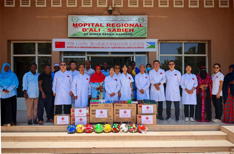 中國（山西）第23批援吉布提醫(yī)療隊(duì)在當(dāng)?shù)亻_展義診，并捐贈一批急需藥品。中國（山西）第23批援吉布提醫(yī)療隊(duì)供圖