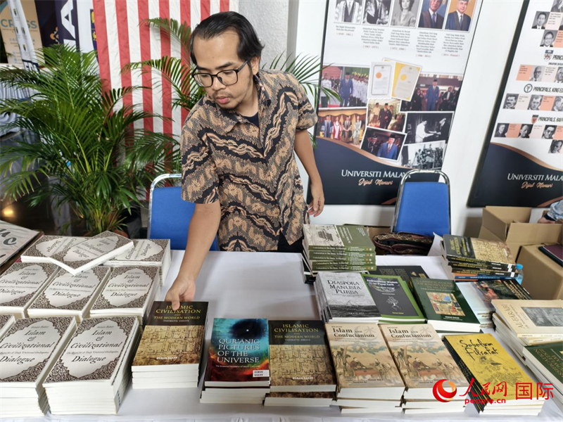 2025文明對(duì)話國(guó)際會(huì)議相關(guān)專(zhuān)家書(shū)籍售賣(mài)處 人民網(wǎng)褚君攝