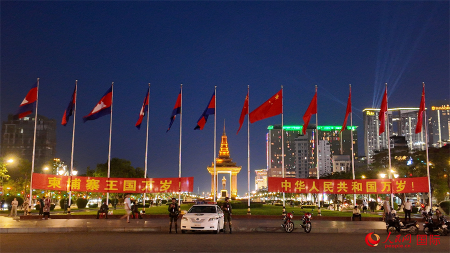 在習(xí)近平主席到訪柬埔寨前夕，人民網(wǎng)記者在柬埔寨首都金邊獨(dú)立紀(jì)念碑等地標(biāo)建筑附近看到，道路兩旁懸掛起中柬兩國(guó)國(guó)旗和“柬埔寨王國(guó)萬(wàn)歲！”“中華人民共和國(guó)萬(wàn)歲！”等中文歡迎橫幅。人民網(wǎng)記者 盛楚宜攝