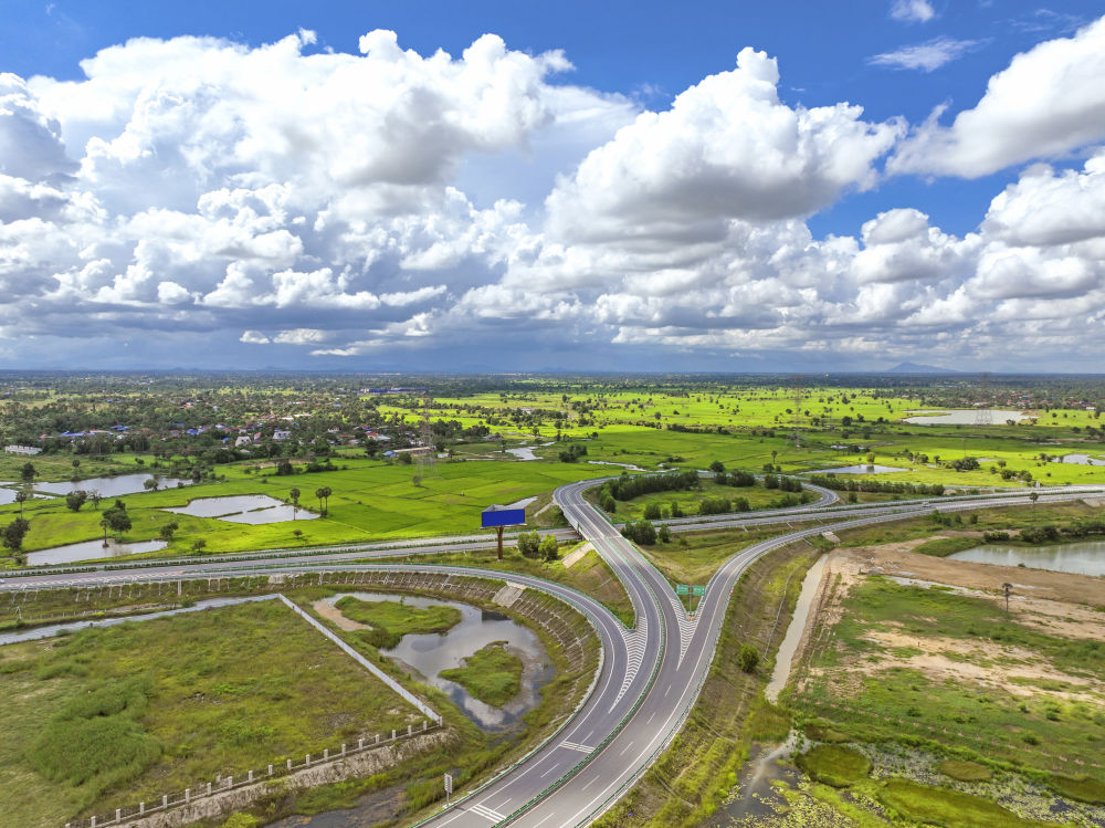 2024年9月25日在柬埔寨磅士卑省拍攝的金港高速公路（無(wú)人機(jī)照片）。連接柬埔寨首都金邊和最大深水海港西哈努克港的金港高速公路，是中柬共建“一帶一路”標(biāo)志性項(xiàng)目。