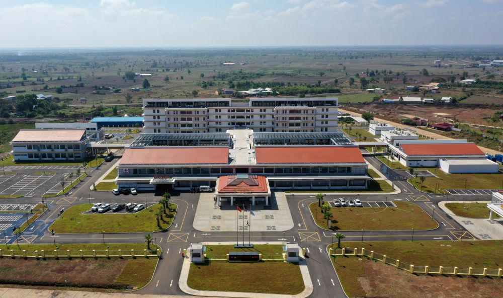 2022年2月17日在柬埔寨特本克蒙省新區(qū)拍攝的中國(guó)援柬埔寨特本克蒙省醫(yī)院。