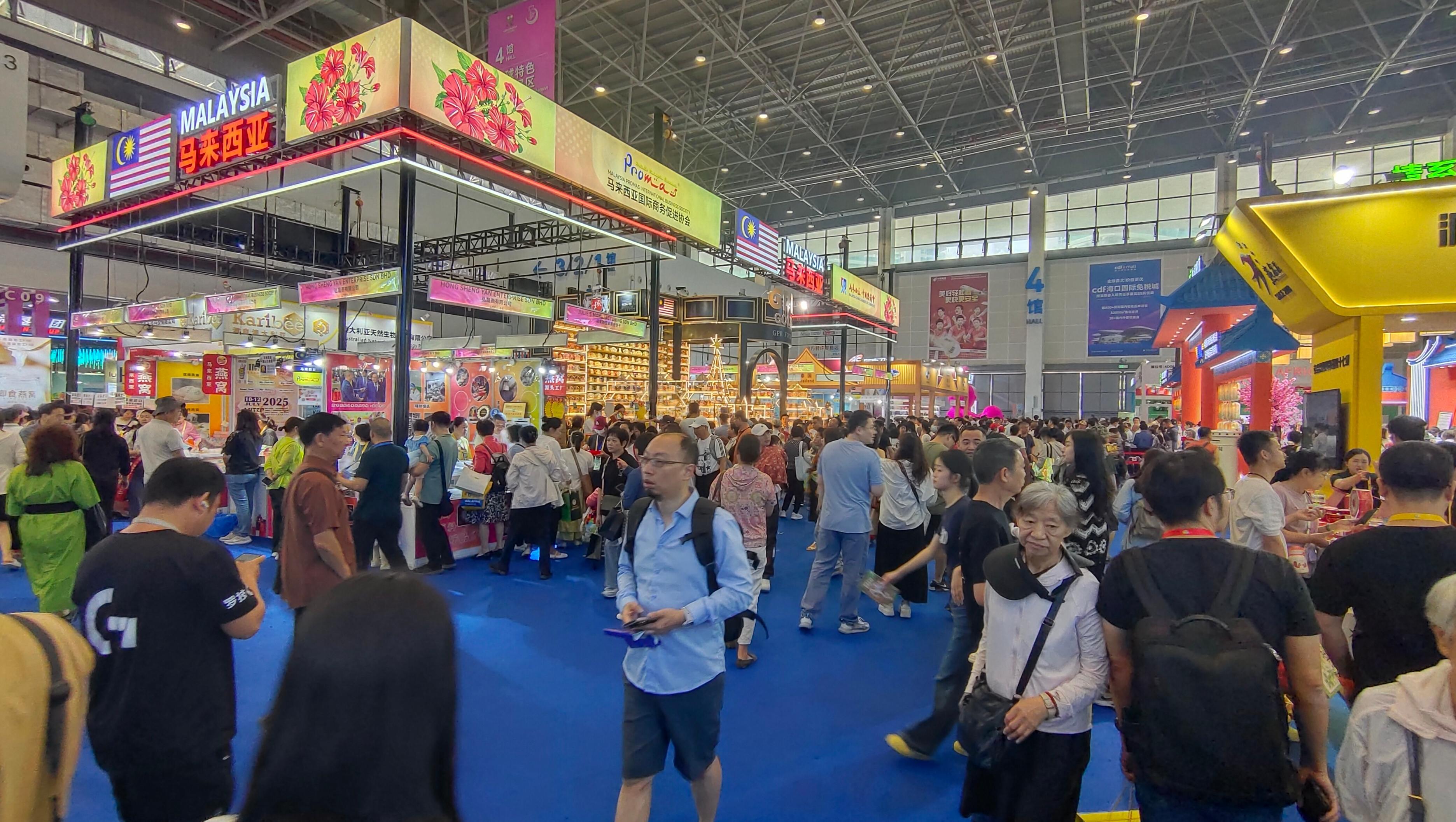 消博會迎來公眾開放日，眾多市民、客商來到展館參觀、購物。人民網(wǎng)記者 李彤攝