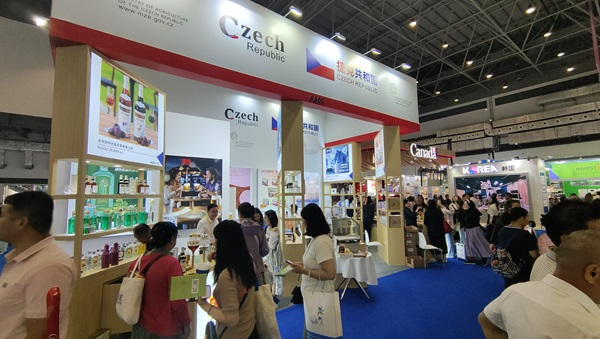 觀展者在各國展臺采購、咨詢。人民網(wǎng)記者 李彤攝