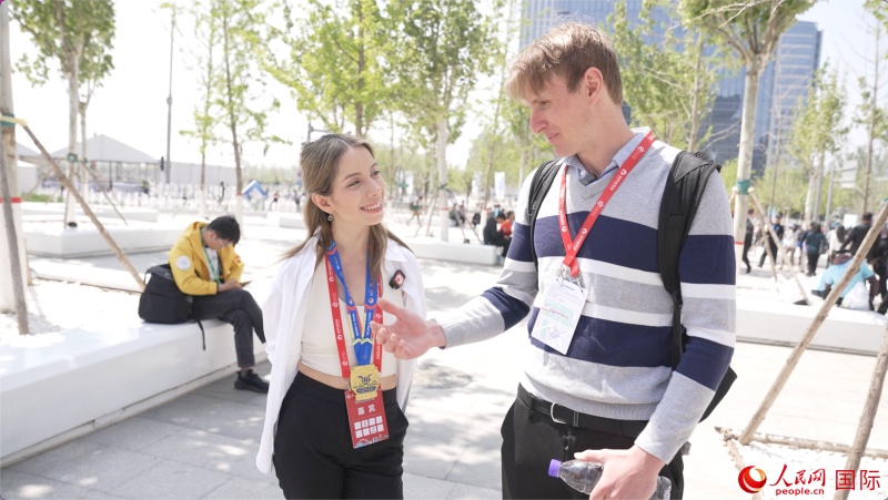 墨西哥的參賽選手阿蘭薩蘇?巴燕（左）與瑞士選手喬文韜。人民網(wǎng)記者 袁蒙攝