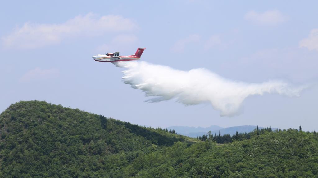 AG600飛機(jī)在四川西昌開展典型滅火場景驗(yàn)證試飛科目（2023年6月攝）。新華社發(fā)（中國航空工業(yè)集團(tuán)供圖）