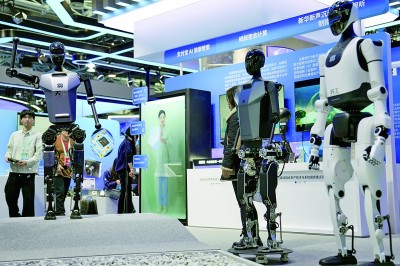 3月27日，在中關(guān)村展示中心常設(shè)展上，人形機(jī)器人“天工”向參觀者招手示意。新華社記者 鞠煥宗攝