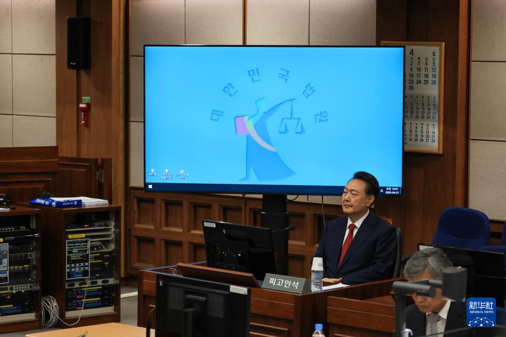 4月21日，尹錫悅在韓國首爾中央地方法院出席庭審。新華社/紐西斯通訊社