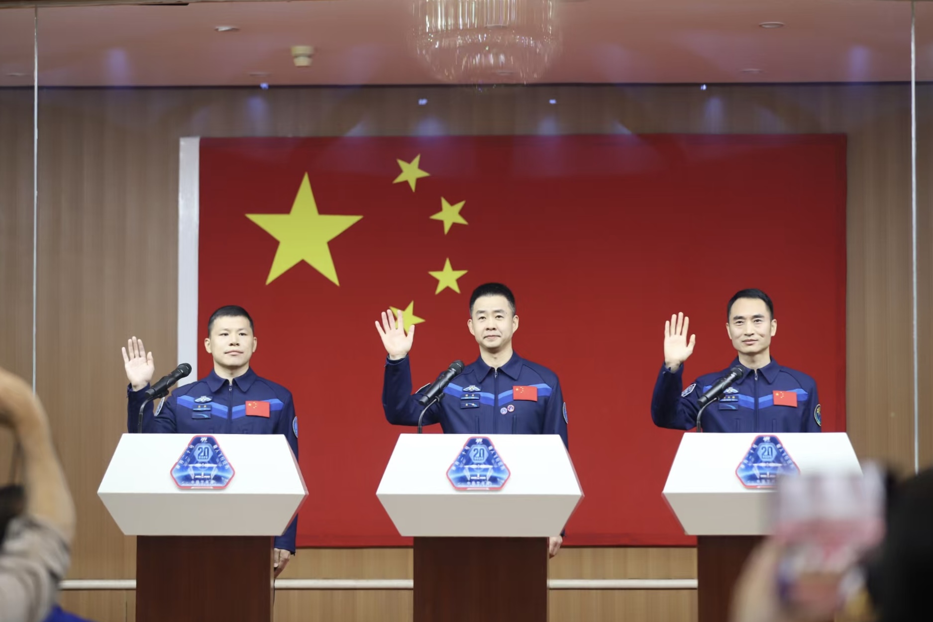 4月23日，神舟二十號(hào)航天員乘組在酒泉衛(wèi)星發(fā)射中心問天閣與中外媒體記者集體見面。人民網(wǎng)記者 黃帆攝