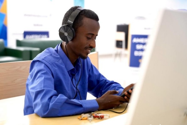 在明亮現(xiàn)代的信息技術閱覽室，當?shù)刈x者正在沉浸式學習，塔里克·易卜拉欣攝