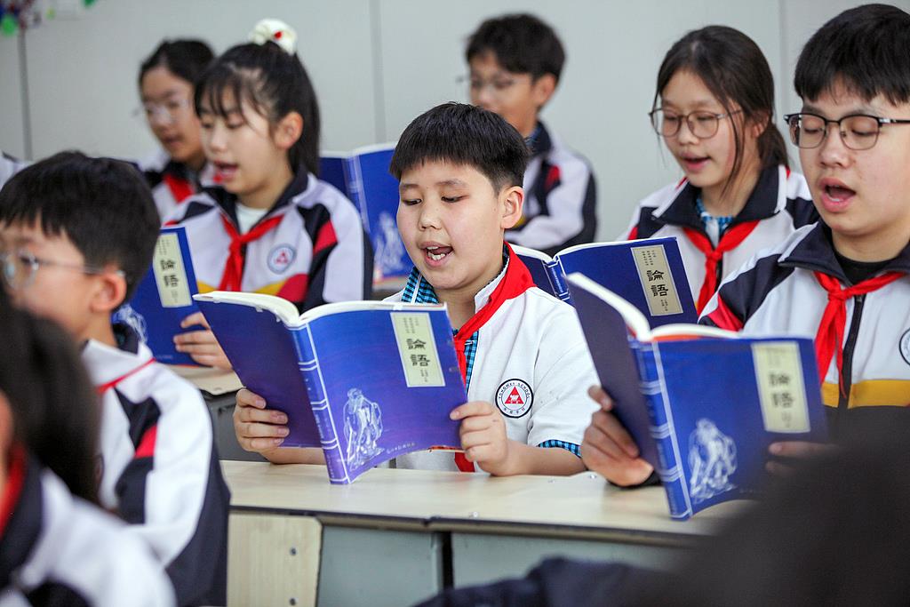 △2025年4月21日，河南焦作，學(xué)生們?cè)谡b讀《論語(yǔ)》。