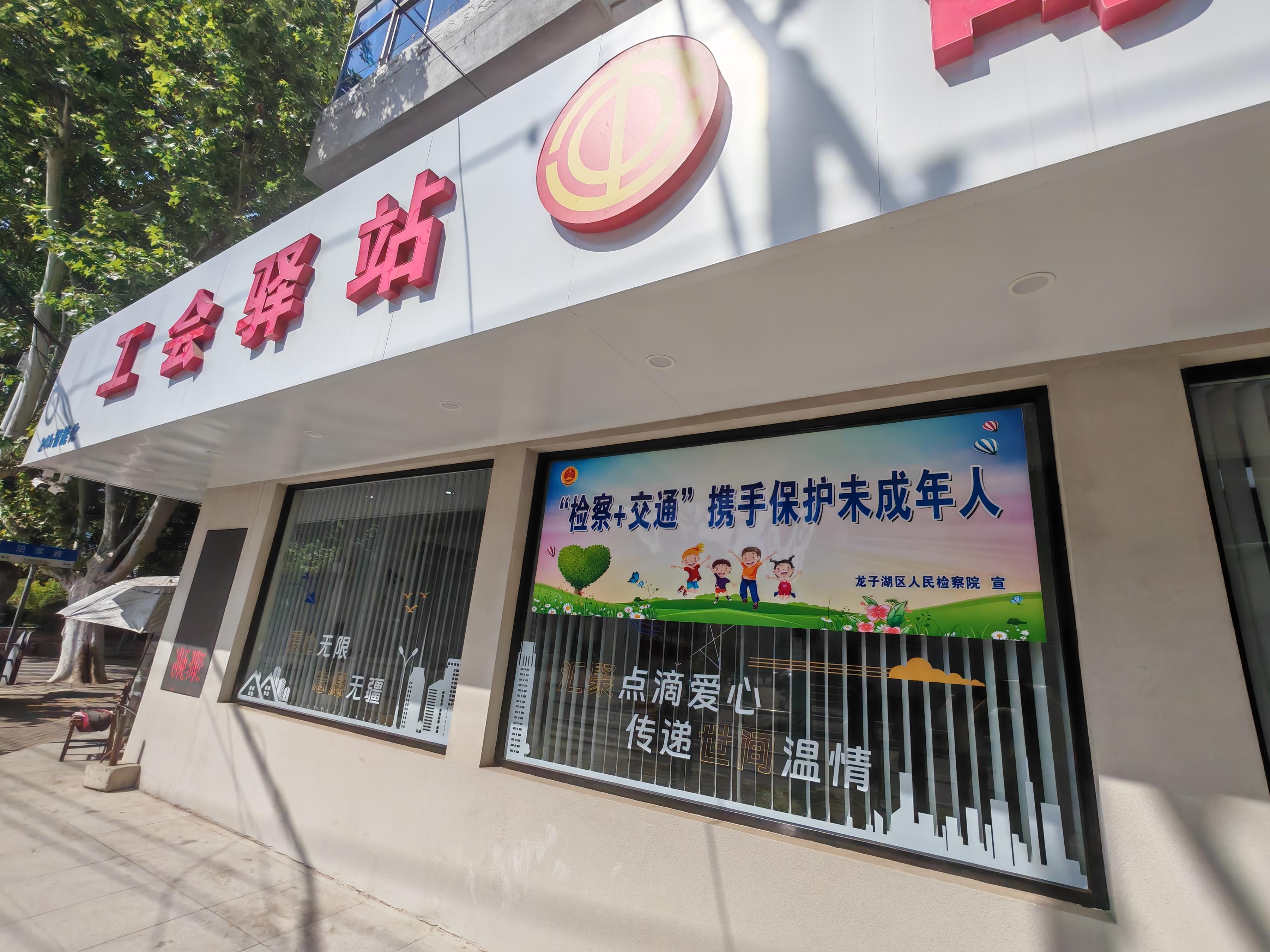 在蚌埠市龍子湖區(qū)出租車司機小站的窗戶上張貼著宣傳標語。人民網(wǎng)記者 王子鋒攝