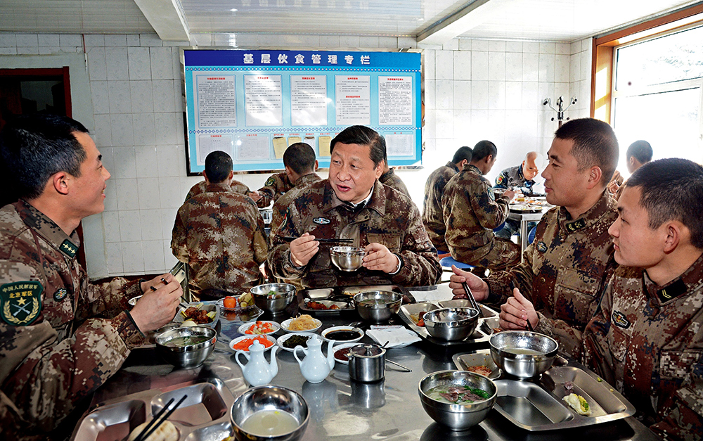 2014年1月26日，習(xí)近平主席專(zhuān)程來(lái)到內(nèi)蒙古軍區(qū)邊防某部，親切看望慰問(wèn)戍邊官兵。這是在連隊(duì)食堂，習(xí)近平主席同戰(zhàn)士們一起用餐。