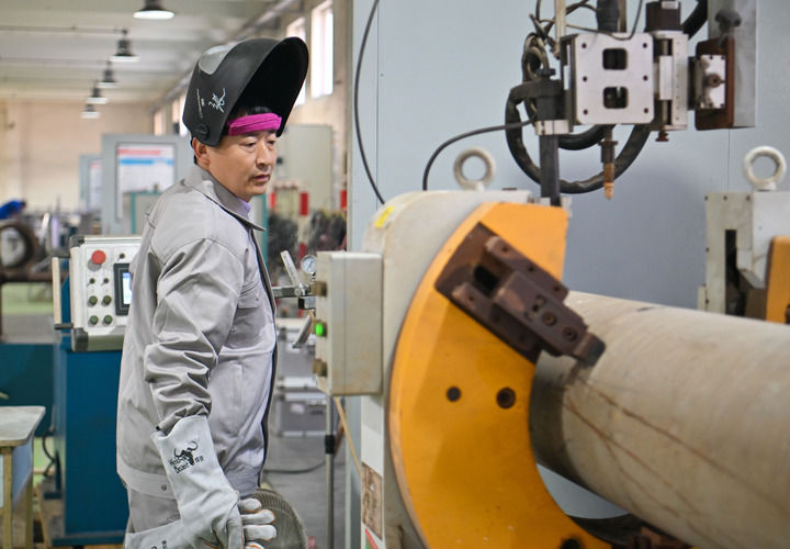 在中石化第四建設(shè)有限公司工匠學(xué)院，全國人大代表、中石化第四建設(shè)有限公司工匠學(xué)院焊接教練張振連操作自動(dòng)焊機(jī)（2025年2月21日攝）。新華社記者 孫凡越 攝