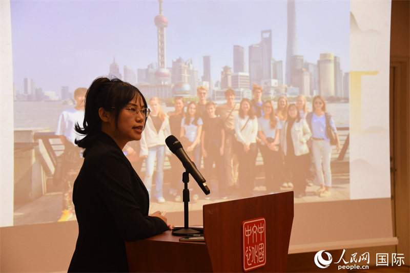 斯德哥爾摩考試中心經(jīng)理陳曦介紹“漢語水平考試”情況。人民網(wǎng)記者 殷淼攝